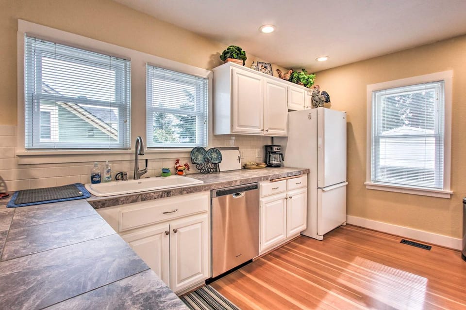 Central Eugene House with Updated Interior and Yard! House in Eugene