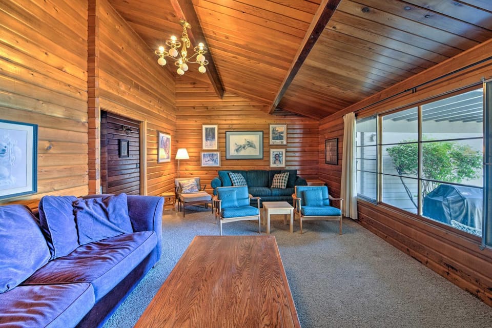 Waterfront Manson Cabin on Lake Chelan w/ Deck! Cabin in Lake Entiat