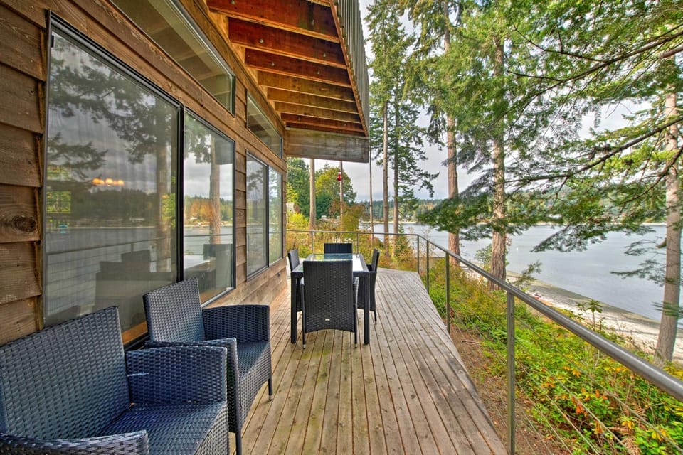 Waterfront Bainbridge Island Home Stunning Views! House in Suquamish