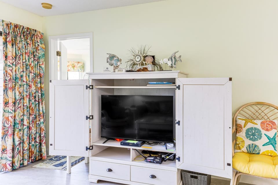 Beautiful Lakefront Condo: Easy Walk to the Beach! House in South Carolina