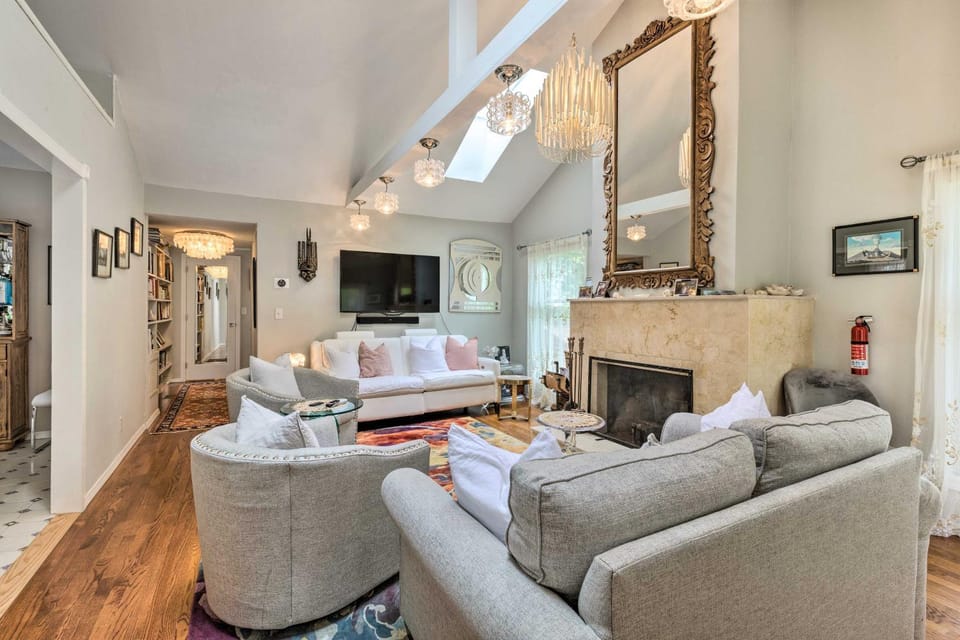Cute East Hampton Cottage w/ Patio - Walk to Beach House in Three Mile Harbor