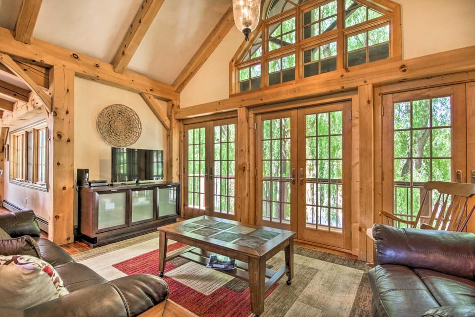 ‘Rivers Edge’ Mtn Home: Private Hot Tub & Views House in Colorado