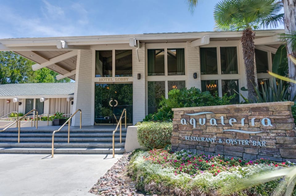 Property building, Facade/entrance, Day