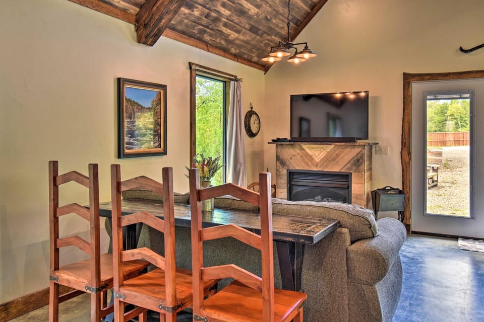 ‘Lily Pad on the Pond’ Broken Bow Home w/ Hot Tub House in Oklahoma