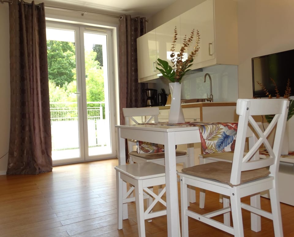 TV and multimedia, View (from property/room), Kitchen or kitchenette, Living room