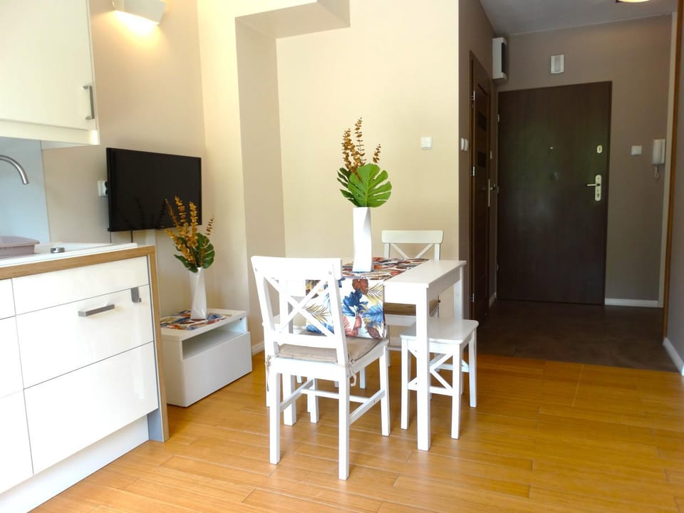 Facade/entrance, TV and multimedia, Kitchen or kitchenette, Living room