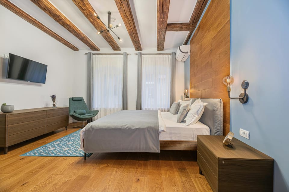 Bed, TV and multimedia, Bedroom, Landmark view, Inner courtyard view