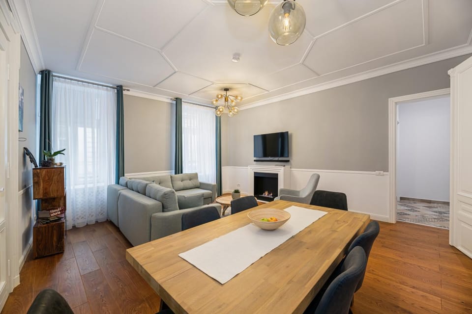 Communal lounge/ TV room, TV and multimedia, Living room, Seating area, Dining area, Evening entertainment, Landmark view, Mountain view