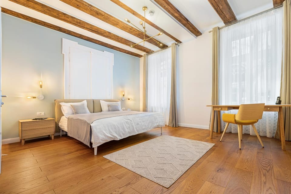 Bed, Photo of the whole room, Seating area, Bedroom
