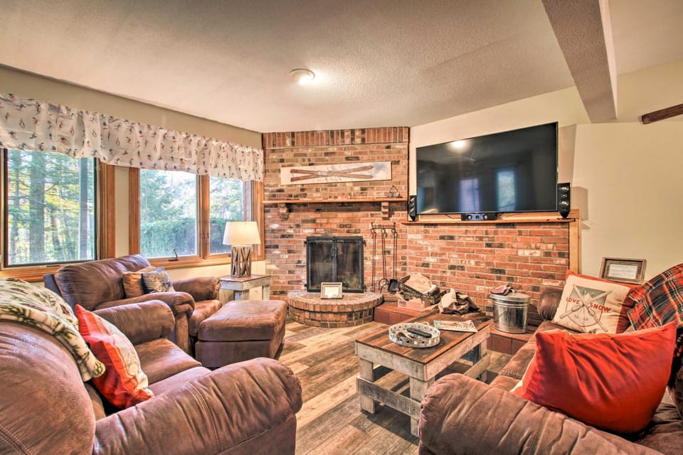 2-Story Townhouse - 1 Mi to Killington Ski Area! House in Mendon