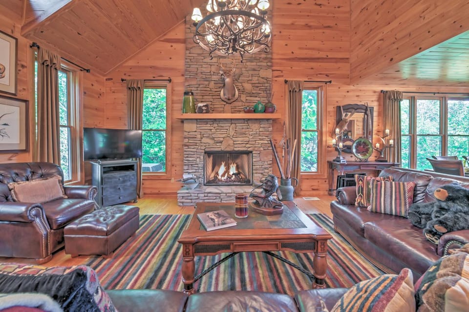 Dream Catcher: Luxe Cabin w/ Large Deck + Mtn View Cabin in Tennessee