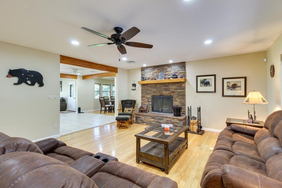 Dog-Friendly Home on Pinetop Lakes Course! House in Arizona