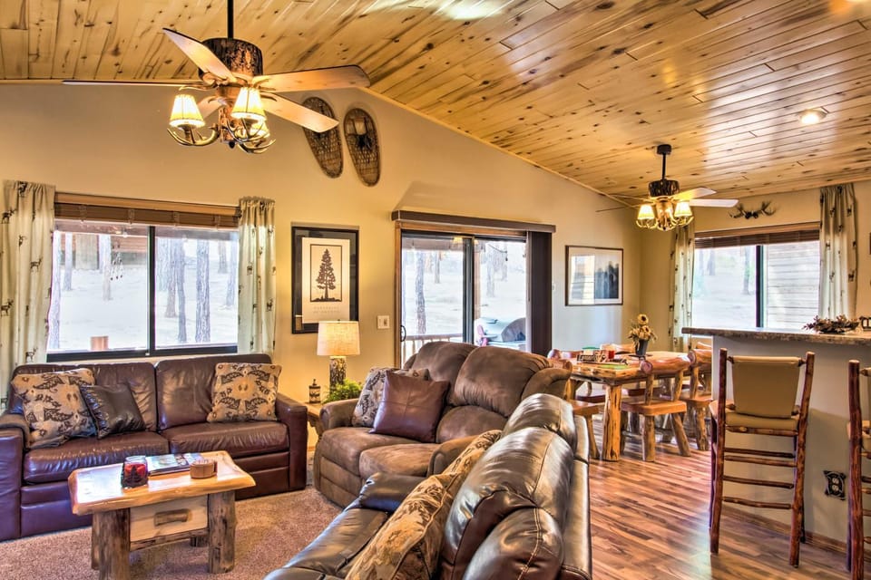 3 Mi to Fool Hollow Lake: Romantic Show Low Cabin Cabin in Show Low