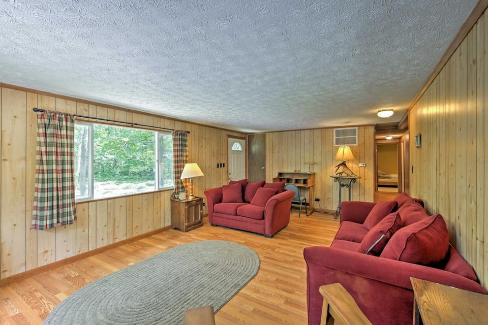 Jasonville Cabin - Walk to Shakamak State Park! Cabin in Indiana