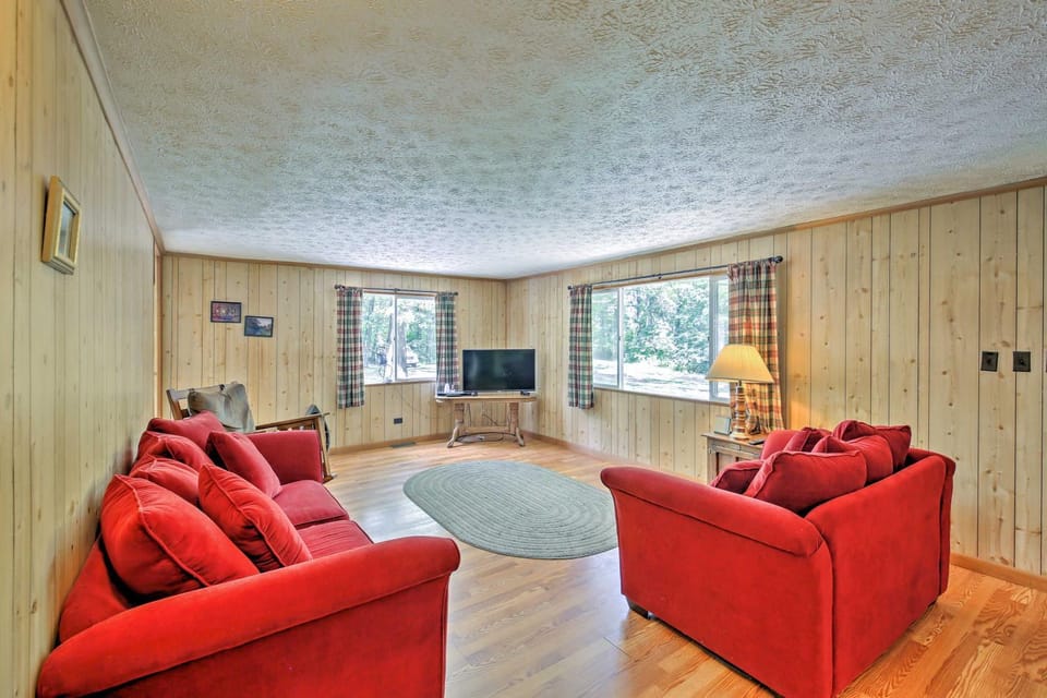 Jasonville Cabin - Walk to Shakamak State Park! Cabin in Indiana