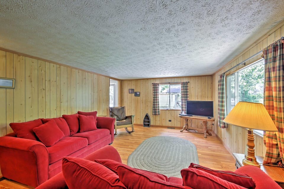 Jasonville Cabin - Walk to Shakamak State Park! Cabin in Indiana