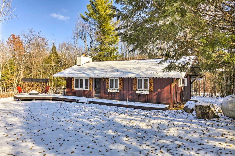 Deck + Fire Pit: Family Cabin in Bessemer Cabin in Wisconsin