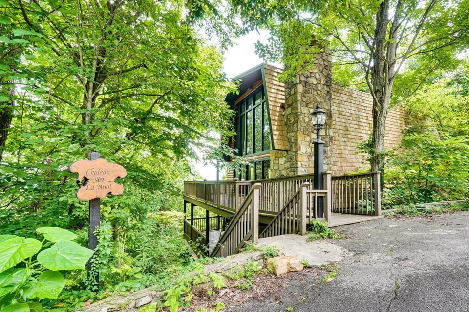 Stunning Views, Hot Tub, 3 Decks Gatlinburg Cabin Cabin in Gatlinburg