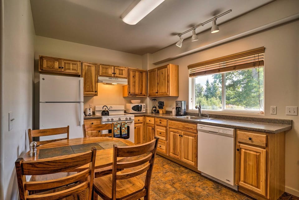 Family Retreat ~ 8 Mi to Downtown + Bishops Beach! House in Fritz Creek