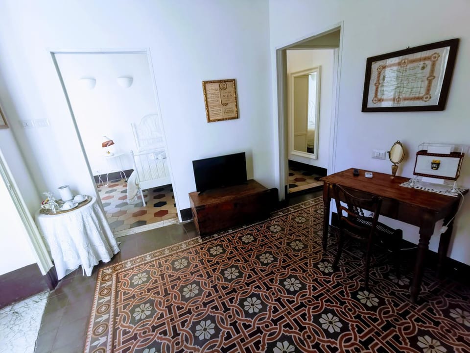 Coffee/tea facilities, Photo of the whole room, Decorative detail, Bedroom