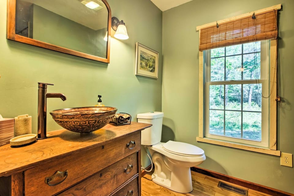 Cabin on Mountain Stream, Surrounded by Forest Cabin in Shenandoah Valley
