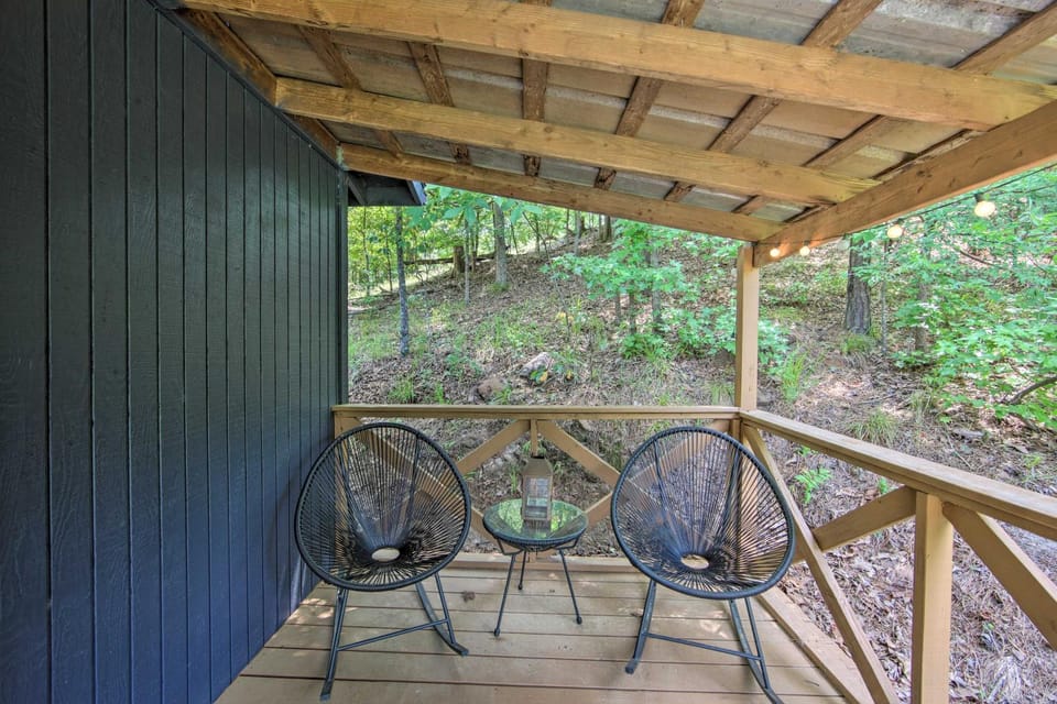 Cozy Avinger Cabin w/ Fire Pit & Deck Cabin in Lake O the Pines