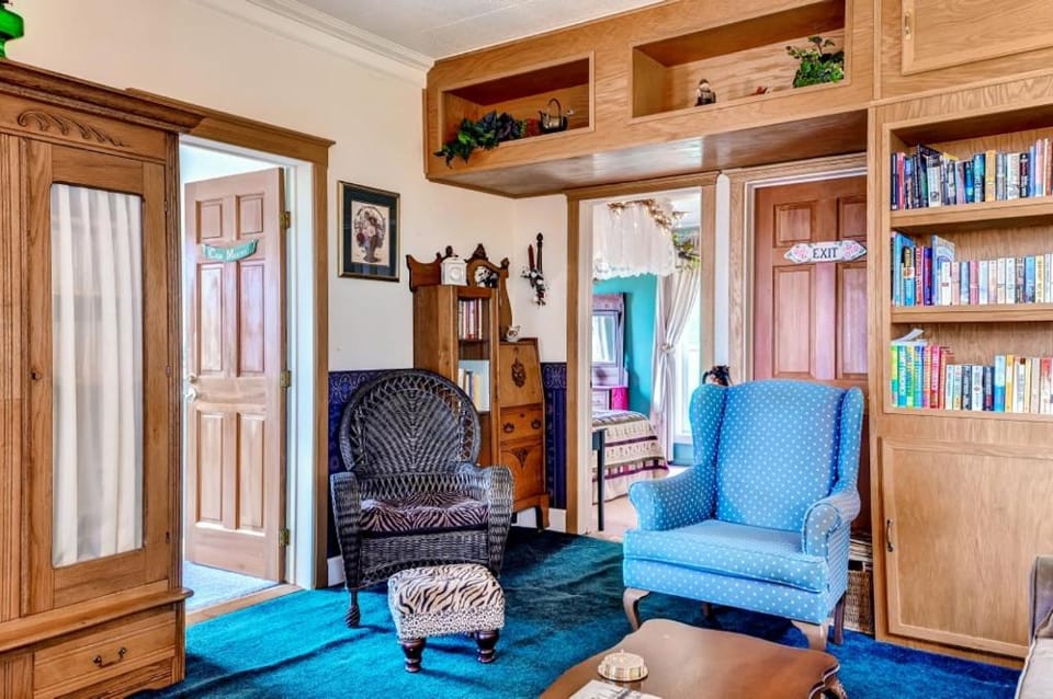 Astoria Painted Lady Historic Apt with River View! Apartment in Astoria