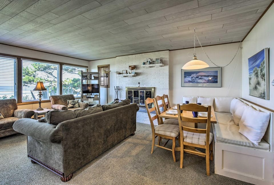 Oceanfront Escape with Pacific Views Surf and Explore House in Washington