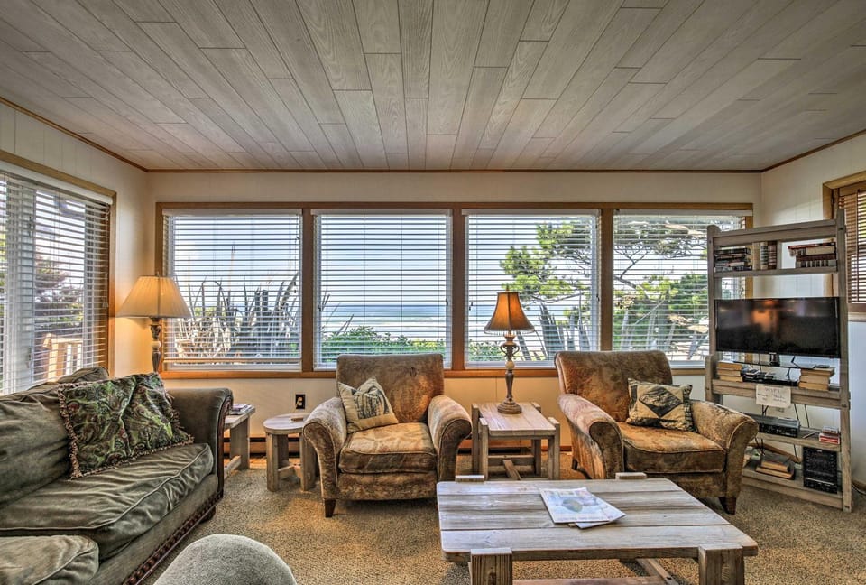 Oceanfront Escape with Pacific Views Surf and Explore House in Washington