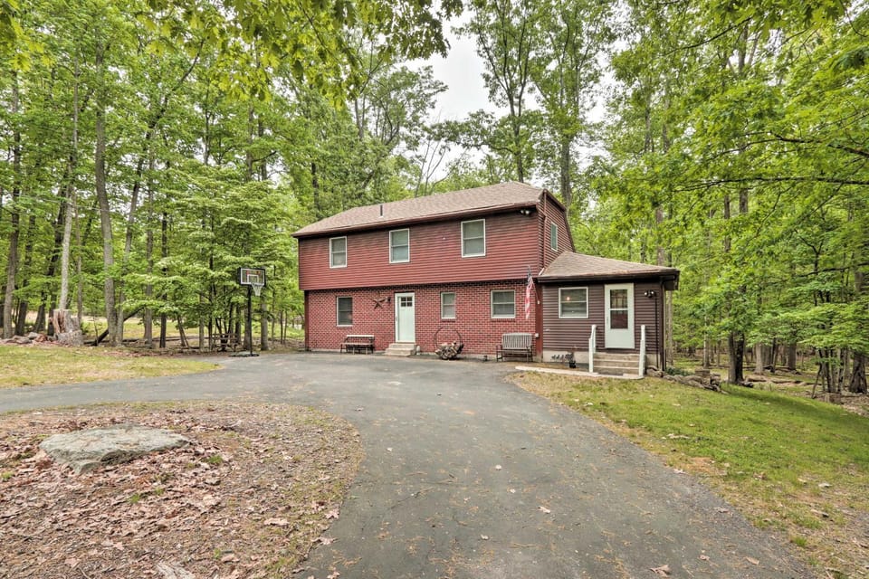 Relaxing Eagle Rock Resort Home - 1 Block to Lake! House in Luzerne County