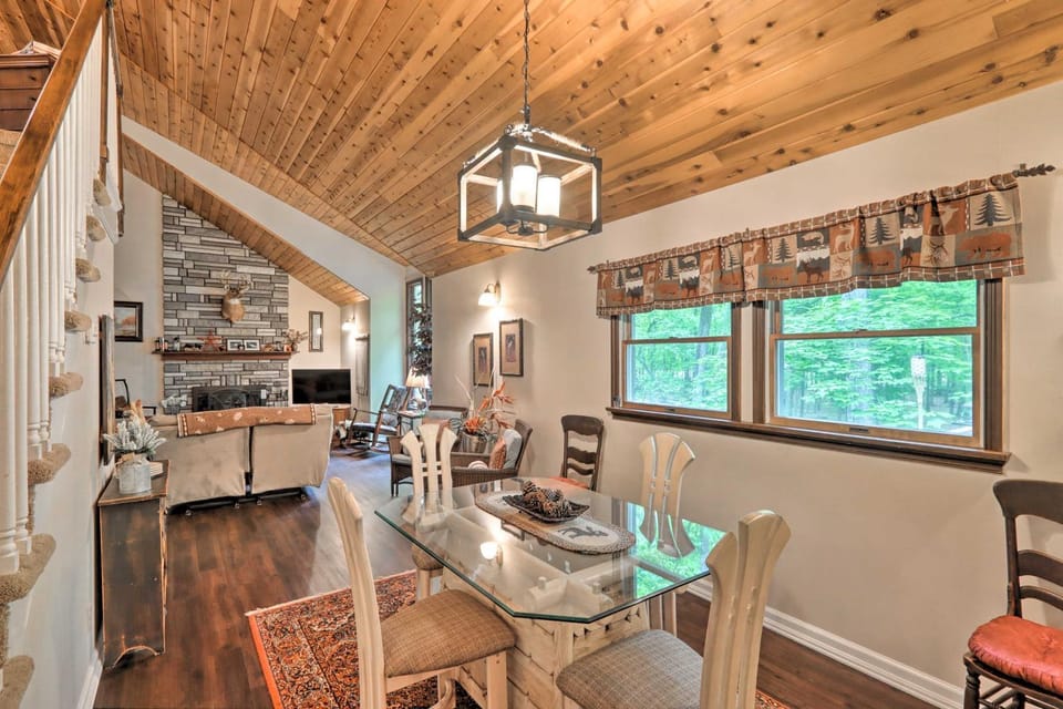 Relaxing Eagle Rock Resort Home - 1 Block to Lake! House in Luzerne County