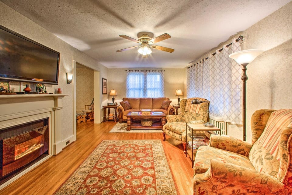 Whimsical Lancaster Home - 4 Mi to Sight & Sound House in Pennsylvania