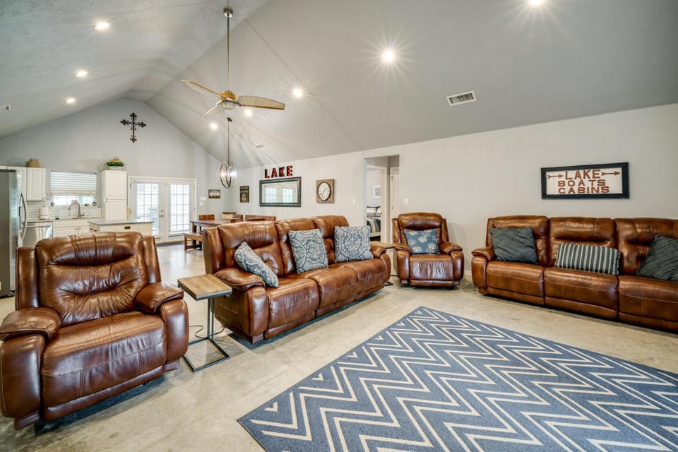 Walk to Lake Texoma! Modern Retreat with Game Room House in Lake Texoma
