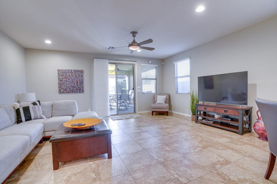 Mid-Term Stay in Glendale! Home Near Westgate House in Glendale