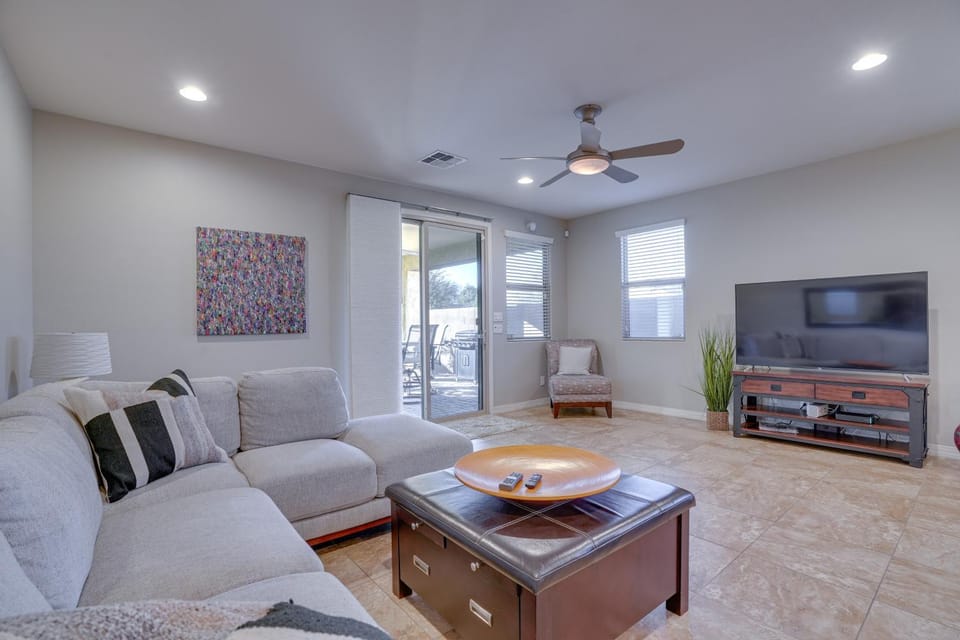 Mid-Term Stay in Glendale! Home Near Westgate House in Glendale