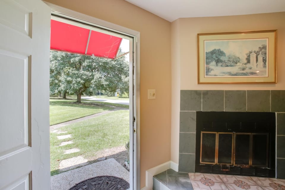 Baton Rouge Townhome w/ Pool Access - 7 Mi to LSU! House in Baton Rouge