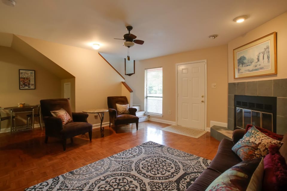 Baton Rouge Townhome w/ Pool Access - 7 Mi to LSU! House in Baton Rouge