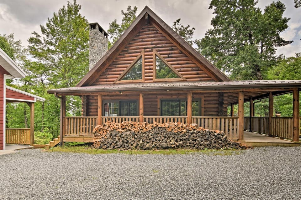 Family Friendly! Linville Cabin w/ Wraparound Deck Cabin in Tennessee