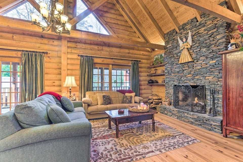 Family Friendly! Linville Cabin w/ Wraparound Deck Cabin in Tennessee