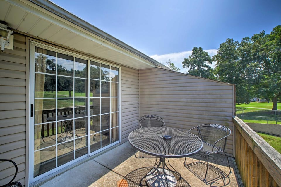 3 Mi to Titanic Museum: Branson Condo w/ Fireplace House in Branson