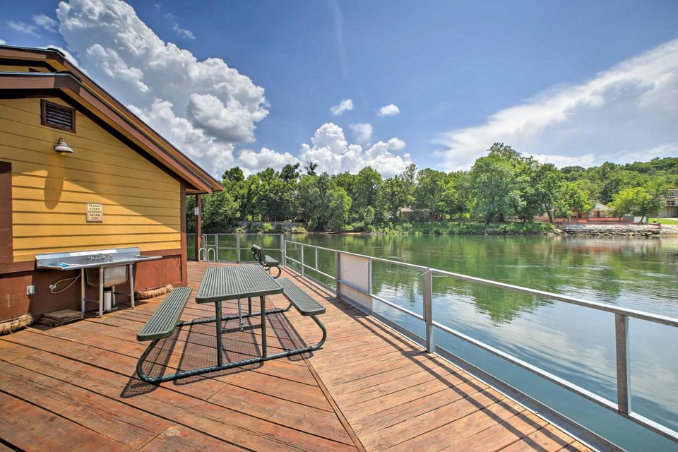 3 Mi to Titanic Museum: Branson Condo w/ Fireplace House in Branson