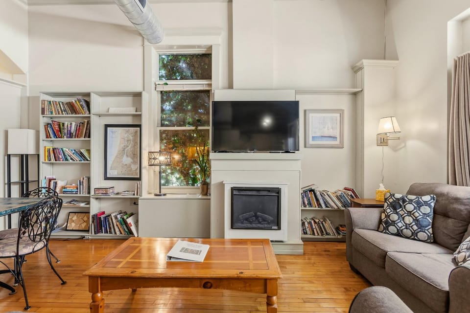 Historic Loft w/ Private Deck, 2 Blocks to Dtwn House in Saugatuck