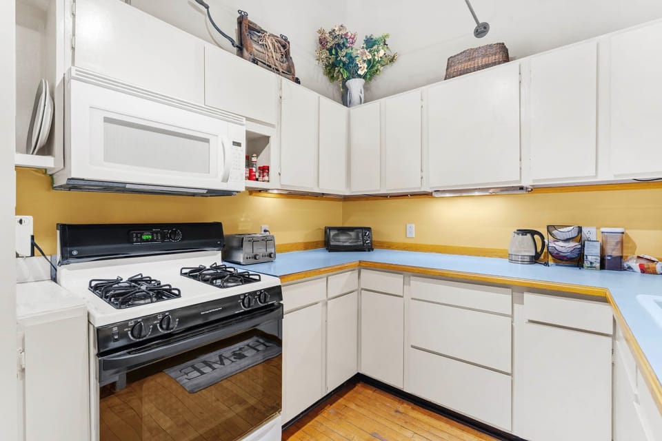 Charming Saugatuck Condo w/ Private Deck + Grill! House in Saugatuck