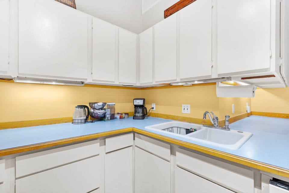 Charming Saugatuck Condo w/ Private Deck + Grill! House in Saugatuck