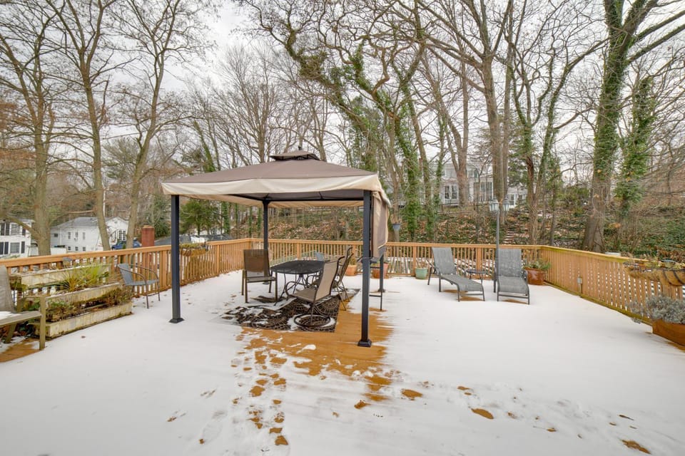 Charming Saugatuck Condo w/ Private Deck + Grill! House in Saugatuck