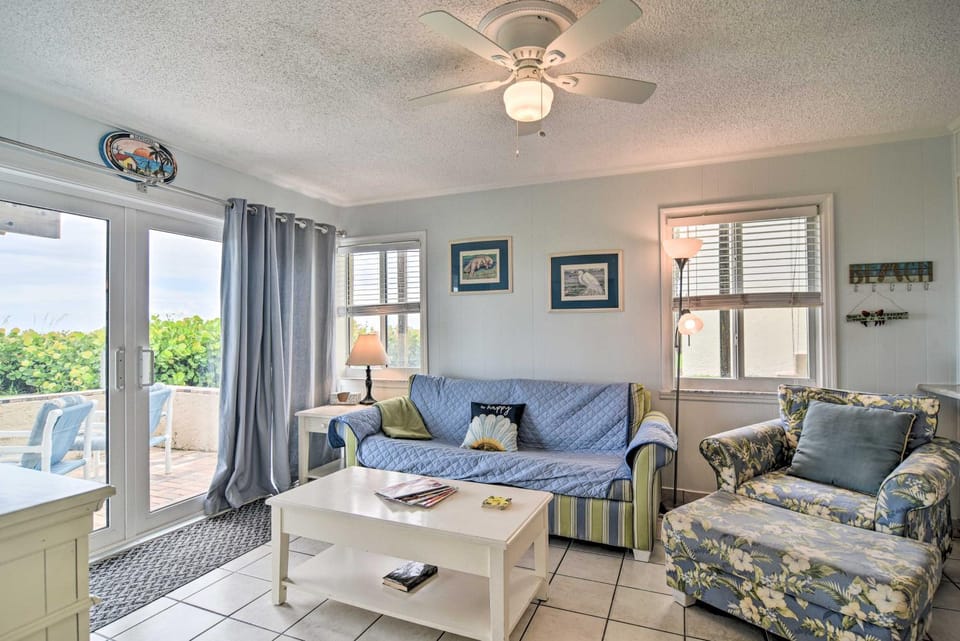 Breezy & Beachy Belleair Condo: 12 Steps to Shore! House in Belleair Beach