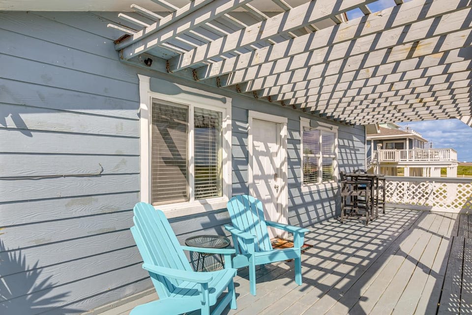 Walk to Gulf: Surfside Beach Home w/ Deck House in Surfside Beach