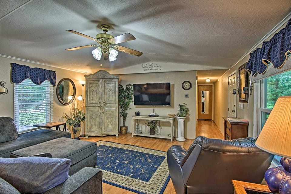 Hot Tub and Deck Tranquil Home Near Grand Lake House in Ozark Mountains