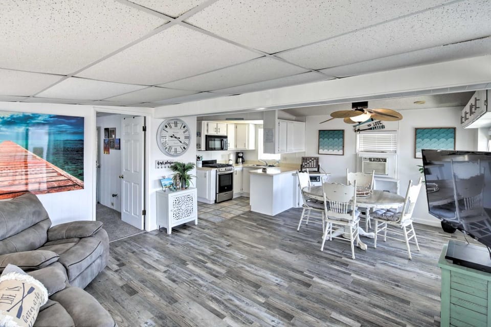 Lake Havasu Home w/ Resort Perks, Walk to Lake House in Lake Havasu City