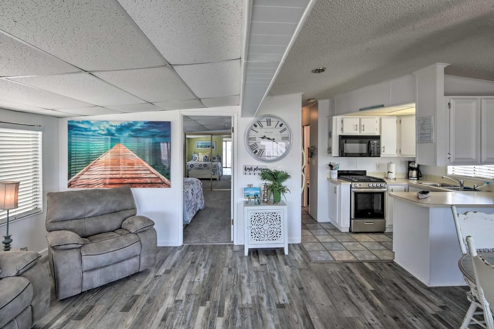 Lake Havasu Home w/ Resort Perks, Walk to Lake House in Lake Havasu City